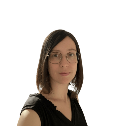 Fanny Gampp entourée d'icones : bulles de dialogue pour accompagnement, oeil pour regard d'expert, flèche vers le haut pour progression